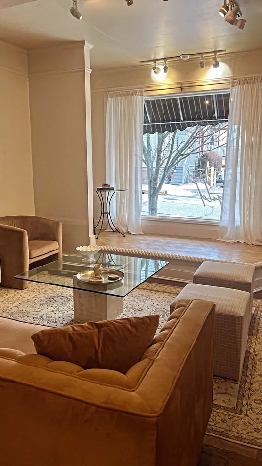 Little Gold lounge